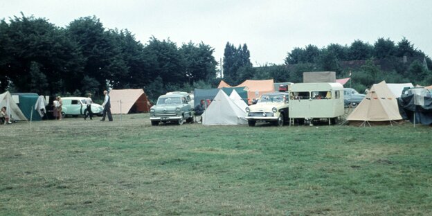 Zelte und Autos auf einem Campingplatz