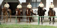 Fünf Polizisten auf Pferden