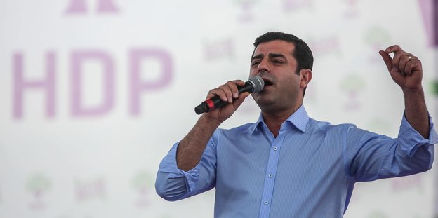 Ein Mann spricht in ein Mikrofon, es ist Selahattin Demirtaş