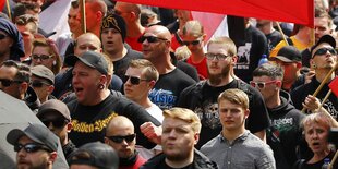 Neonazis stehen in einem Demonstrationszug in Dresden