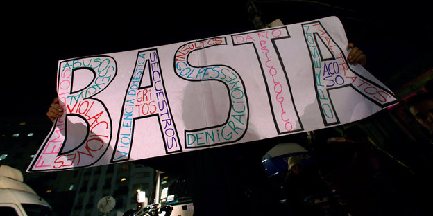 Ein Schild mit der Aufschrift "Basta"