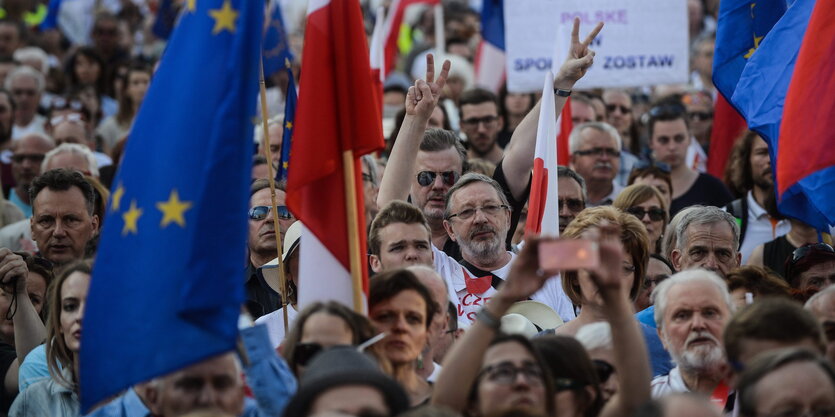 Menschen stehen dicht gedrängt in einer Demonstration