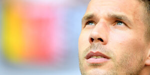 Lukas Podolski guckt nach oben