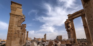 Säulen sind zertrümmert. Zerstörungen durch den IS in der antiken Stadt Palmyra