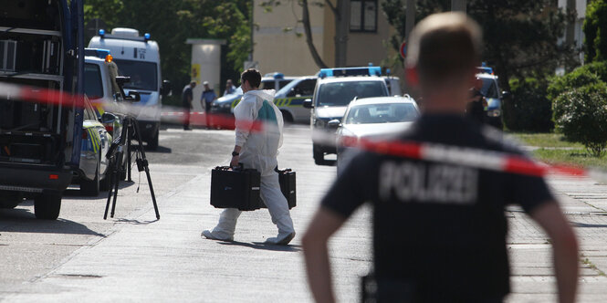 Polizisten am Fundort der Leiche