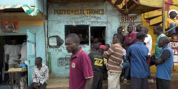 Männer stehen vor einem Elektronikladen in Nairobi