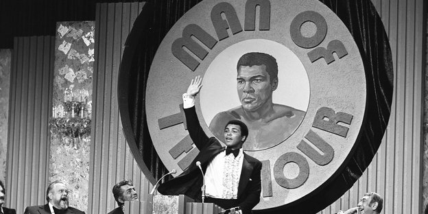 Schwarz-Weiß-Foto von Muhammad Ali, der als "Man of the Hour" geehrt wird