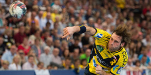 Der Handballer Uwe Gensheimer im Trikot der Rhein-Neckar Löwen beim Wurf