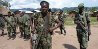Mehrere ruandische Soldaten in Tarn-Uniformen