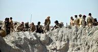 Soldaten vor einem Wall aus Sand