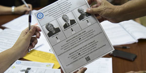 Auf dem Stimmzettel in Puerto Rico sind drei Kandidaten abgebildet.