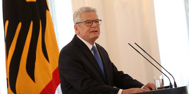 Gauck steht vor den Journalisten bei der Erklärung im Schloss Bellevue