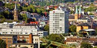 Stadtpanorama von dem Stadtteil Elberfeld mit Wuppertaler Schwebebahn