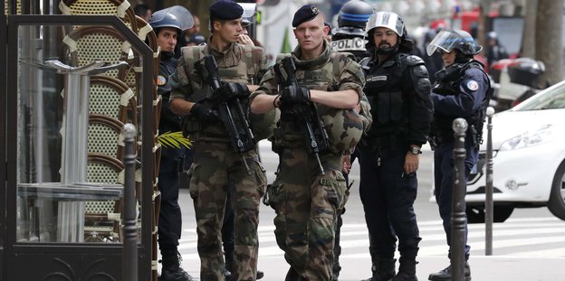 Polizisten und Soldaten auf Patrouille in Paris.