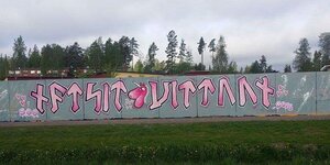 Auf einer Wand steht auf finnisch „Nazis verpisst Euch“
