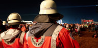 DRK-Helfer stehen am beim Festival "Rock am Ring" neben der Bühne