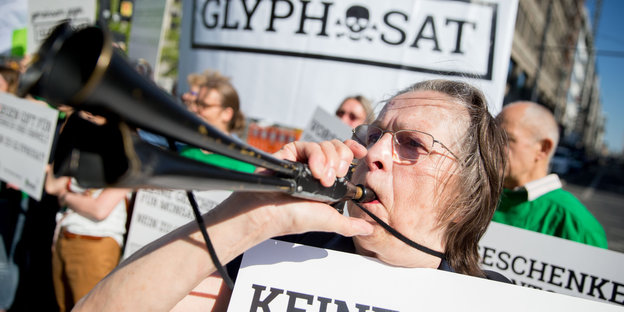 Mit Tröten protestieren Glyphosat-Gegner in Brüssel.