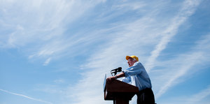 Bernie Sanders steht im kalifornischen Palo Alto vor wolkenfreiem Himmel