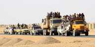 Autos mit illegalen Migranten in der Wüste in Dongola, Sudan