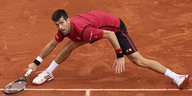 Ein Mann, Djokovic, auf dem Tennisplatz