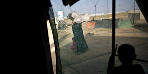 Blick duch die Öffnung eines Zeltes auf das Flüchtlingslager Mafrak im Norden Jordaniens