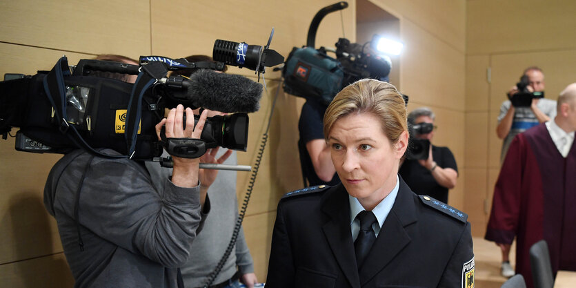 Claudia Pechstein im Gerichtsaal neben mehreren Kameraleuten