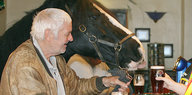 Ein Mann und ein Pferd in einer Bar