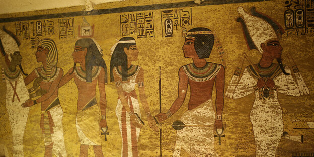 Mit altägyptischen Figuren bemalte goldene Wand