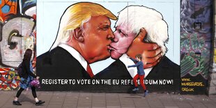 Ein auf eine Mauer gemaltes Bild zeigt Donald Trump und Boris Johnson küssend