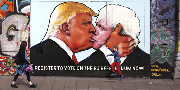 Ein auf eine Mauer gemaltes Bild zeigt Donald Trump und Boris Johnson küssend