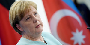 Angela Merkel neben einer Türkei-Fahne