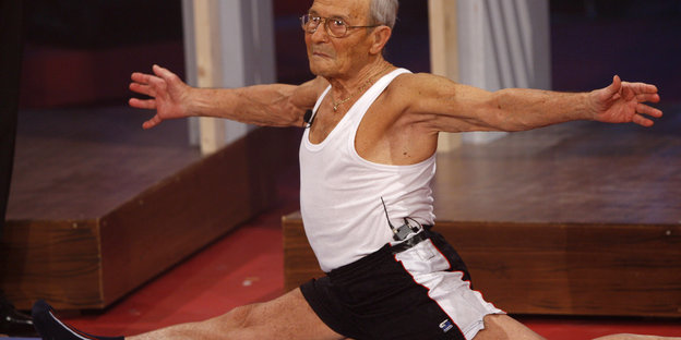Ein älterer Mann macht Gymnastik