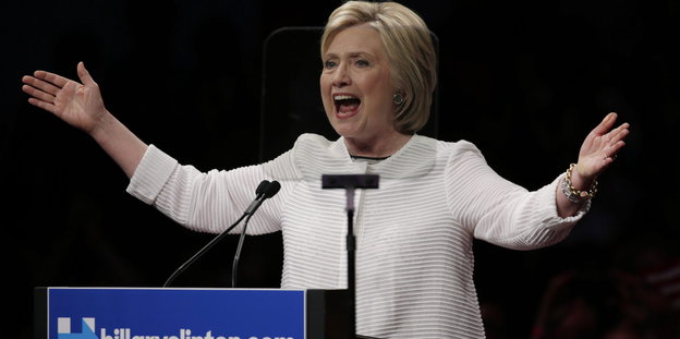Hillary Clinton spricht am Podium bei einer Wahlveranstaltung