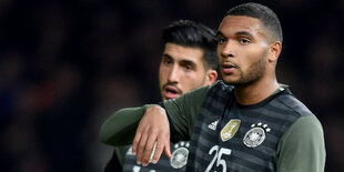 Die Fußballer Emre Can und Jonathan Tah im Trikot der deutschen Nationalmannschaft