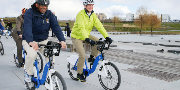 US- Verkehrsminister Anthony Foxx (L) und sein norwegischer Pendant Ketil Solvik -Olsen fahren mit dem Fahrrad