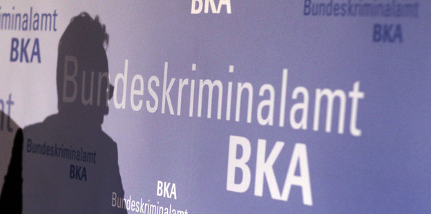 Schatten auf der Aufschrift "Bundeskriminalamt BKA"