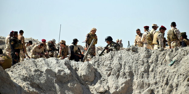 Soldaten der irakischen Armee in der Nähe von Falludscha im Februar