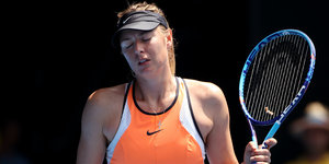 Die Tennisspielerin Maria Scharapowa mit geschlossenen Augen und einem Tennisschläger in der Hand