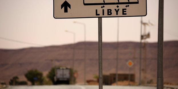 Ein Straßenschild auf dem „Libyé“ steht