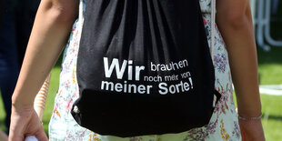 Ein Rucksack mit der Aufschrift: Wir brauchen noch mehr von meiner Sorte