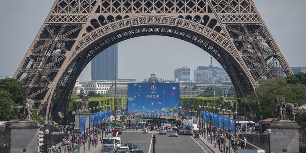 Paris, Blick auf den Fuß des Eiffelturms und EM-Dekoration