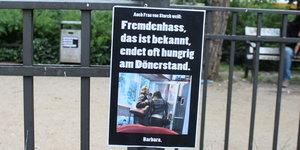 Ein Schild der Streetart-Künstlerin Barbara, auf dem Beatrix von Storch einen Döner isst