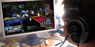 Ein junger Mann sitzt an seinem Computer und spielt das Computer-Online-Rollenspiel «World of Warcraft»