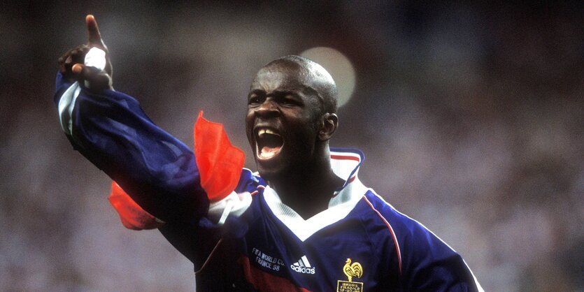 Lilian Thuram jubelt im Trikot der französischen Nationalmannschaft