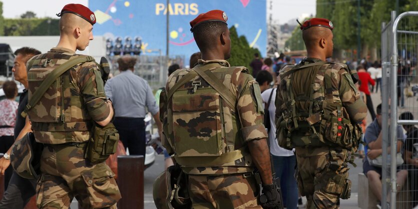 Französische Soldaten im Flecktarn auf Patrouille in der Nähe der Fanmeile in Paris.