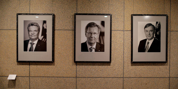 Die Porträts von Horst Köhler, Christian Wulff und Joachim Gauck hängen nebeneinander an einer gefliesten Wand