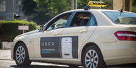 Ein Taxi mit einer Werbung für die Uber-App