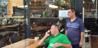 Zwei Männer vor einem Café namens Max Brenner in Tel Aviv