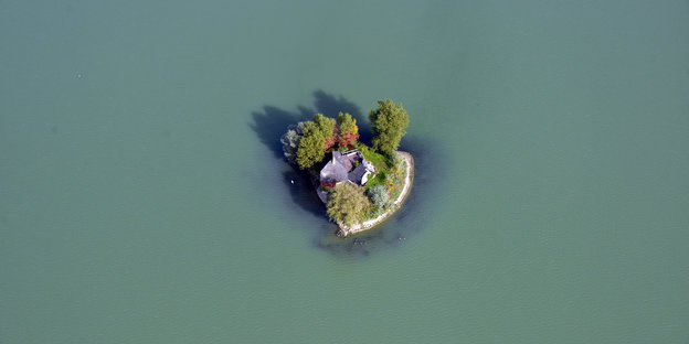 Eine kleine Insel in einem Baggersee