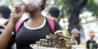 Eine Demonstrantin präsentiert Joints während einer Pro-Cannabis-Demo in Kolumbien